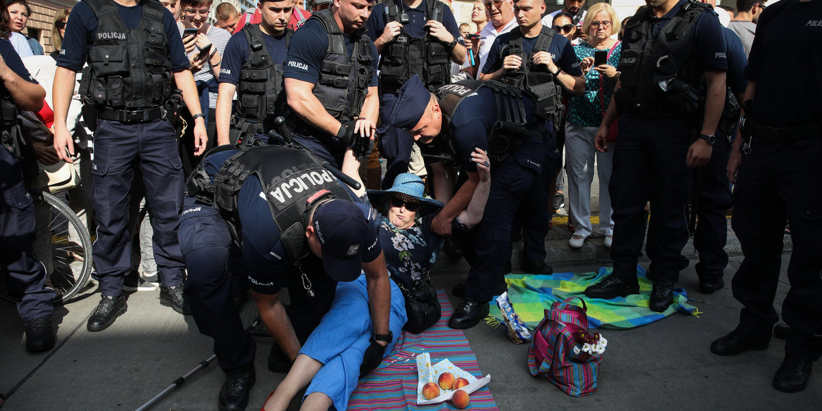 Warszawa: policjanci usuwali uczestników Świątecznego Pikniku Antyfaszystowskiego