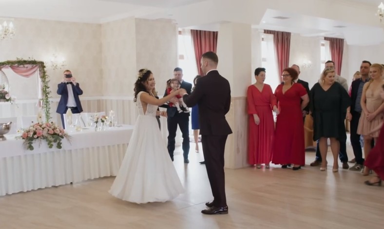 "Boda a primera vista".  El primer baile de Cassia y Bowie