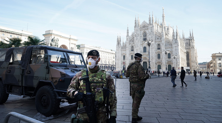 A milánói dómnál katonák vigyázzák a rendet. Nagyon sokan szegik meg a karantén rendelkezéseket /Fotó: Getty Images