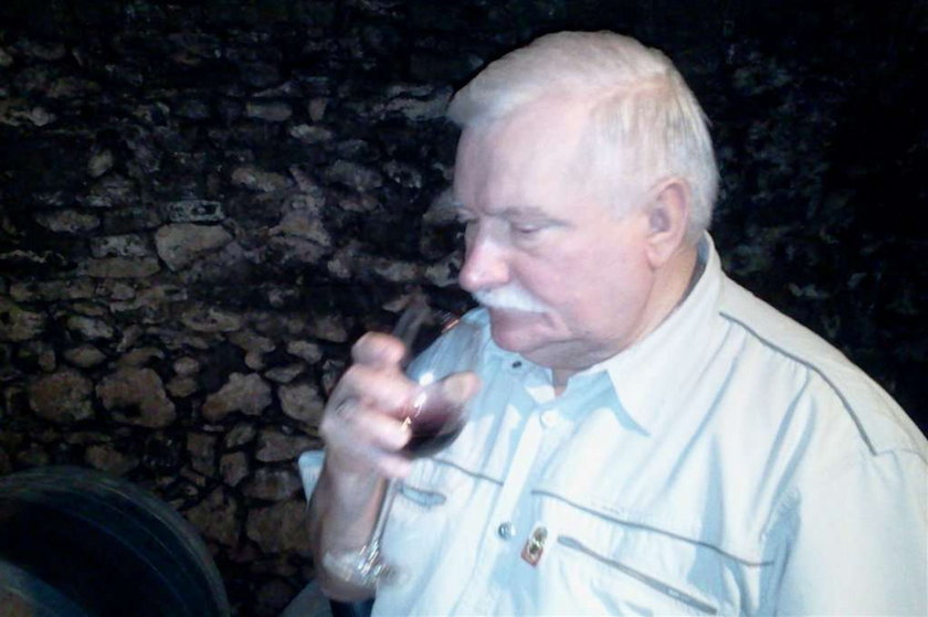 Lech Wałęsa z lampką wina