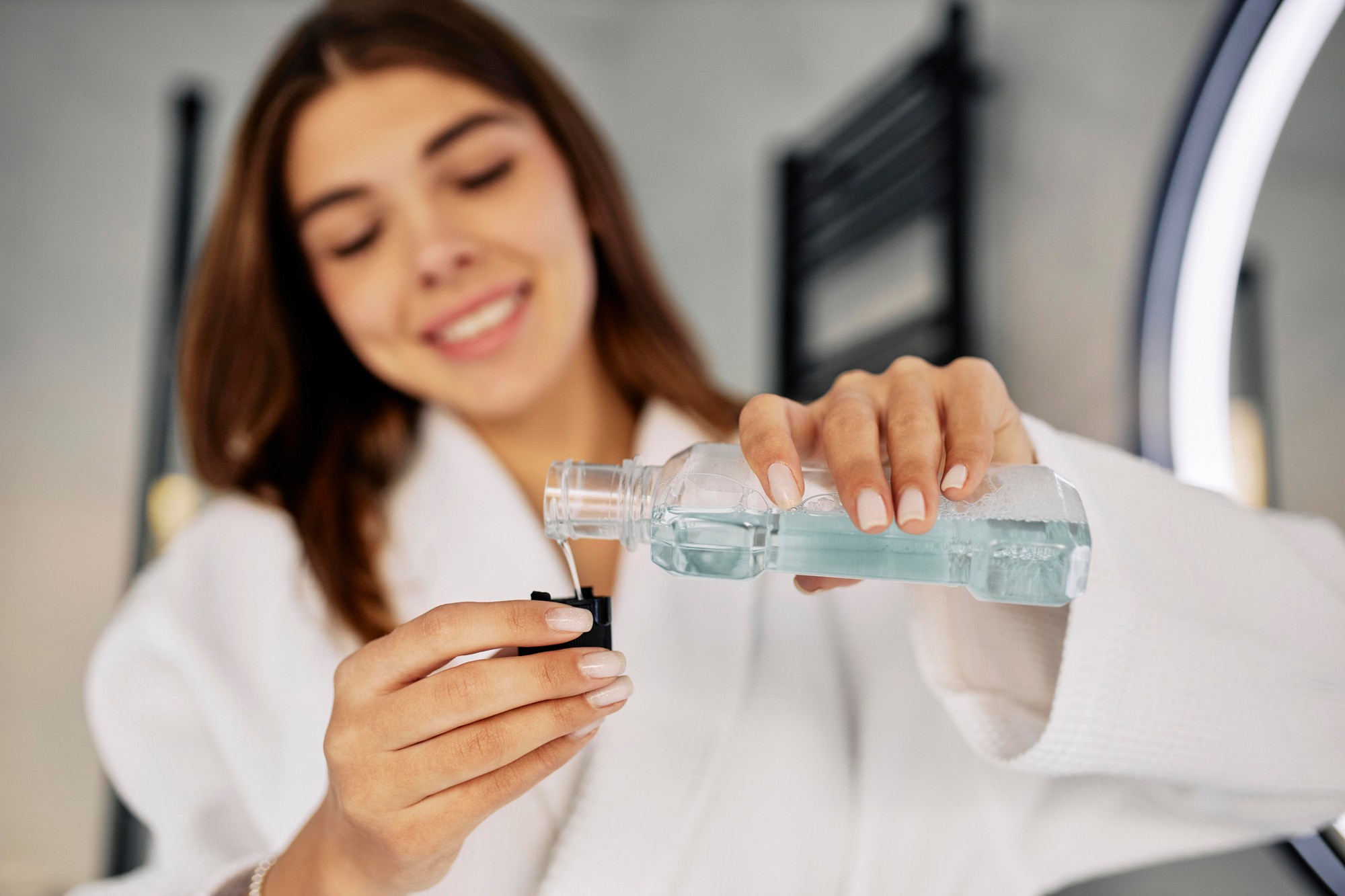 Ústnu vodu používa množstvo ľudí ako bežnú súčasť každodennej hygieny. Zubári však upozorňujú, že pre väčšinu zdravých ľudí nie je nevyhnutná a nenahrádza dôkladné čistenie zubov. (Ilustračný obrázok)