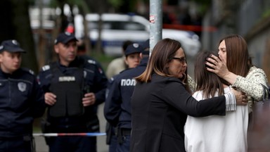 Policja zrekonstruowała zamach w Belgradzie. Nastolatek oddał 57 strzałów