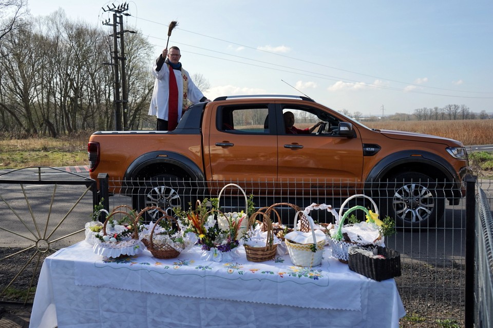 Święcenie pokarmów na odległość w Załomie