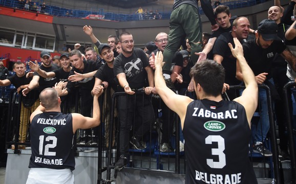 Novica Veličković i Rade Zagorac sa navijačima posle poraza od Venecije u „Areni”