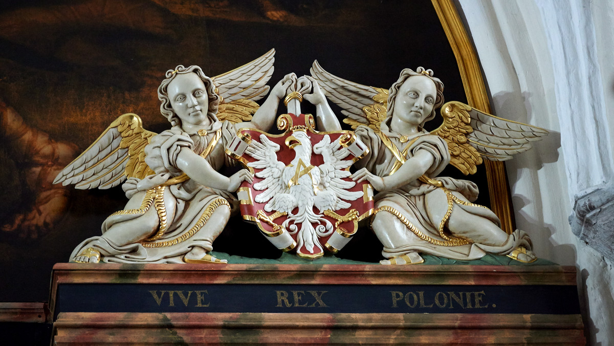 Gdański Dwór Artusa otrzymał w darze rzeźbę z herbem Rzeczpospolitej, odtworzoną na wzór XVI-wiecznego oryginału utraconego w czasie wojny. W przygotowaniu rekonstrukcji pomogli finansowo niemieccy sympatycy Gdańska zrzeszeni w Bractwie Ław Dworu Artusa z Lubeki.