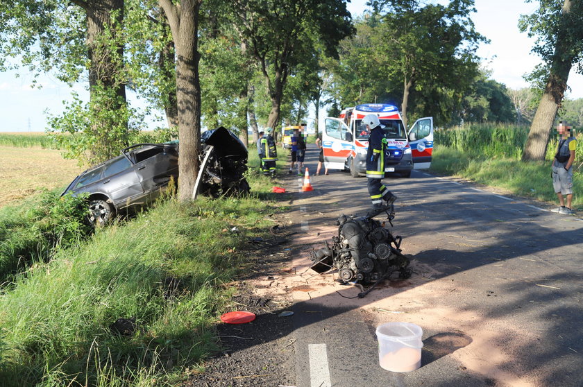 Horror na drodze. Z auta wypadł silnik