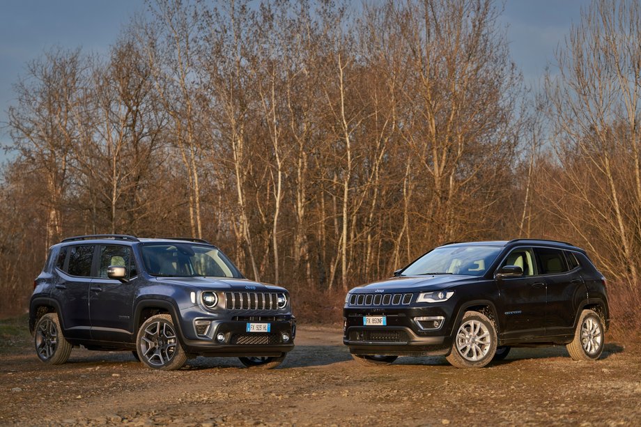 Jeep Renegade 4xe i Jeep Compass 4xe na polskim rynku będą dostępne od 1777 zł netto miesięcznie. Ceny katalogowe obu modeli to odpowiednio od 172 000 zł i 188 500 zł. 