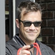 32976_robbie-williams-180-d0002D8FB6b3572b5dd2d