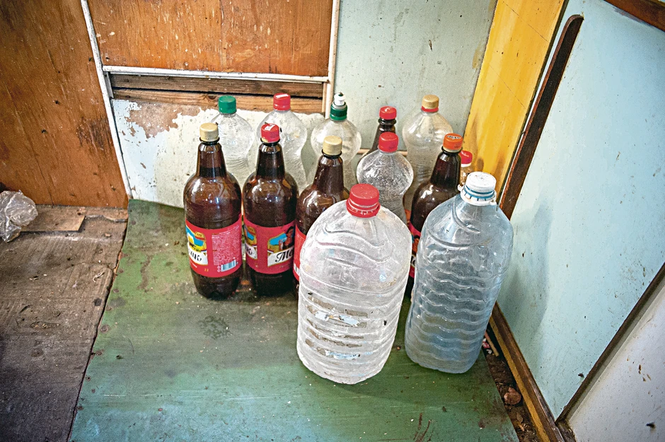 u olupini nema vode, pa je u bocama donose od komšija