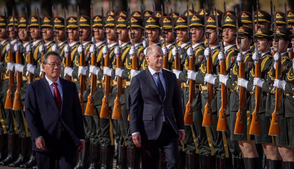 Olaf Scholz i Li Qiang, premier Chin. Pekin, 16 kwietnia br.