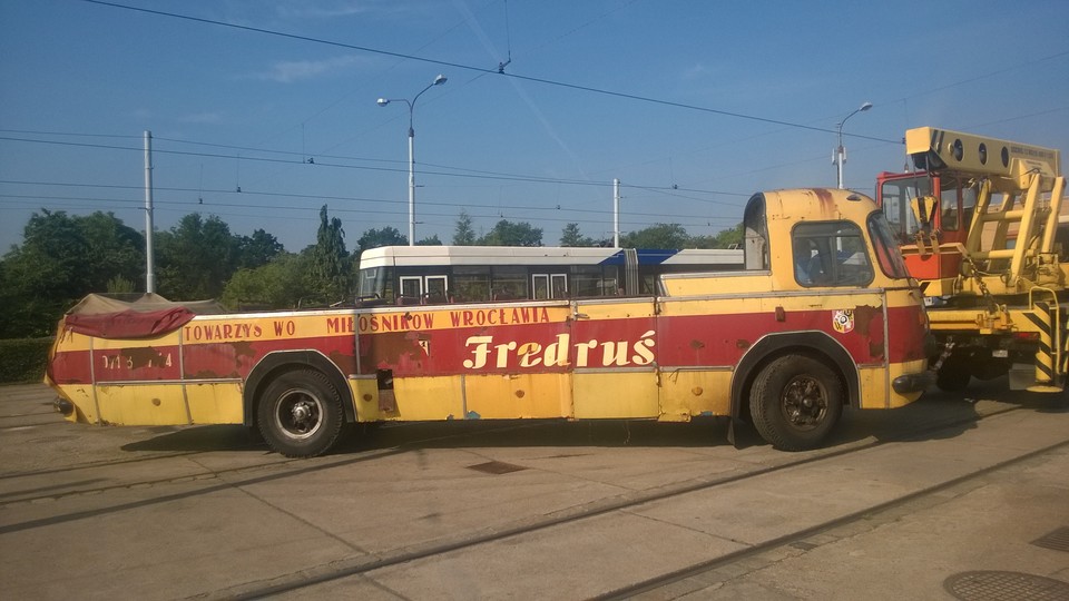 "Fredruś", czyli wrocławski autobus-kabriolet trafił w końcu pod dach