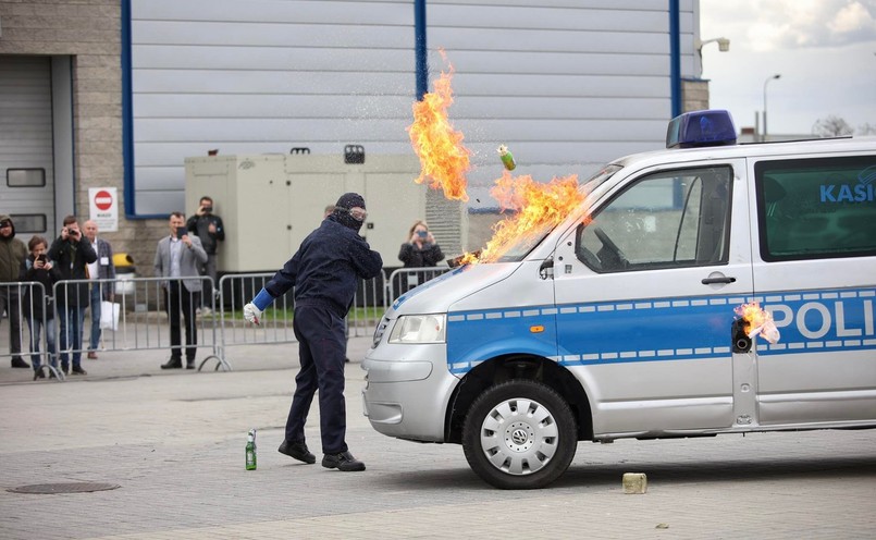 Policja wymieni szyby na pancerne, radiowozy wytrzymają ostrzał