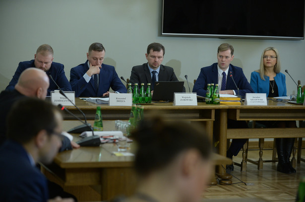 Były zastępca dyrektora Delegatury Agencji Bezpieczeństwa Wewnętrznego w Gdańsku Jarosław Dąbrowski (2L) podczas posiedzenia sejmowej komisji śledczej ds. Amber Gold.