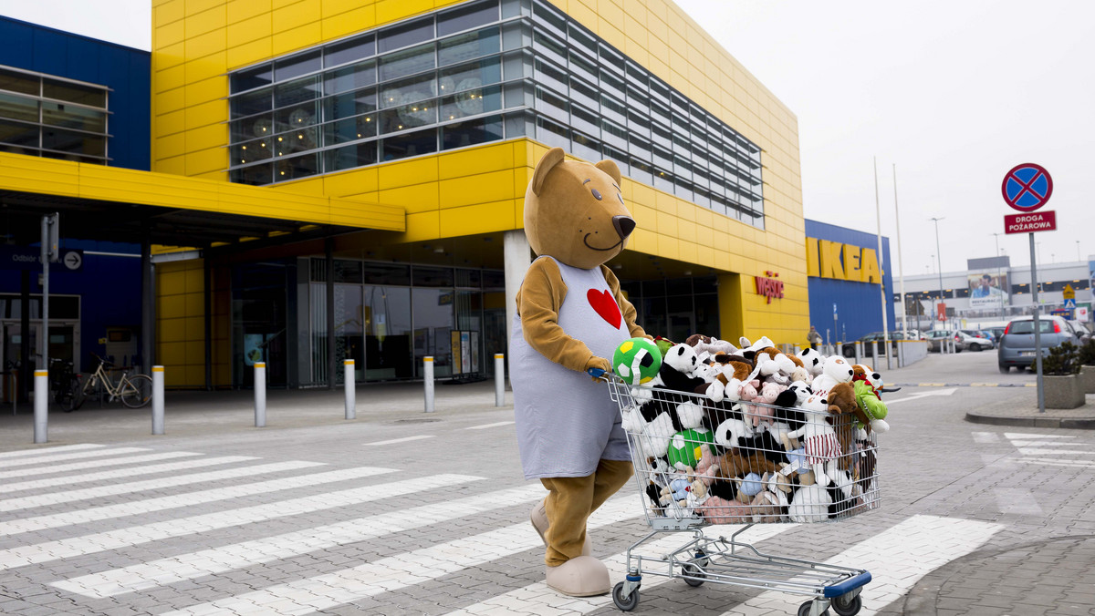 Krakowskie Pogotowie Ratunkowe otrzymało właśnie świeży zapas pluszaków, które członkowie zespołów ratownictwa medycznego będą rozdawać poszkodowanym maluchom. W ramach zbiórki, już po raz piąty zorganizowanej przez IKEA Kraków, udało się zebrać aż 4 tys. maskotek. Część z nich trafiła też do Wojewódzkiej Stacji Pogotowia Ratunkowego w Rzeszowie.