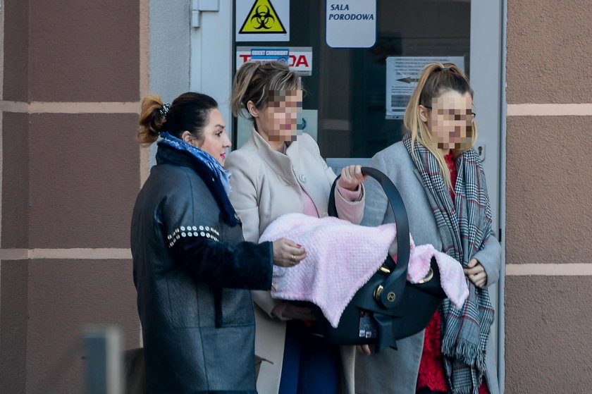 Mama Daniela Martyniuka i jego teściowa odebrały jego żonę i córkę ze szpitala