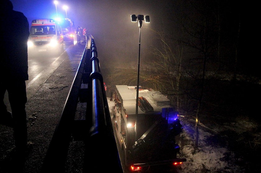 Wyłowiono auto ze zwłokami mężczyzny