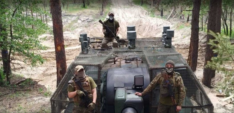 Ukraińskie kraby doposażone w antydronowa klatkę i antydronową zagłuszarkę.