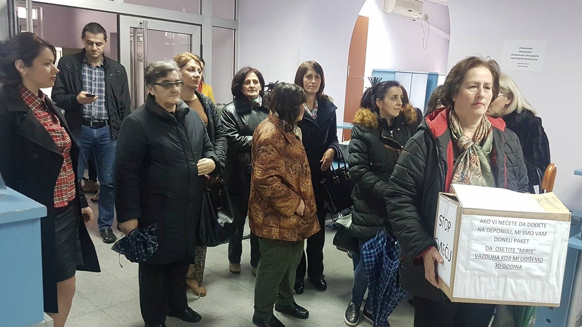 Predsedniku opstine poklonile kutiju punu smeca