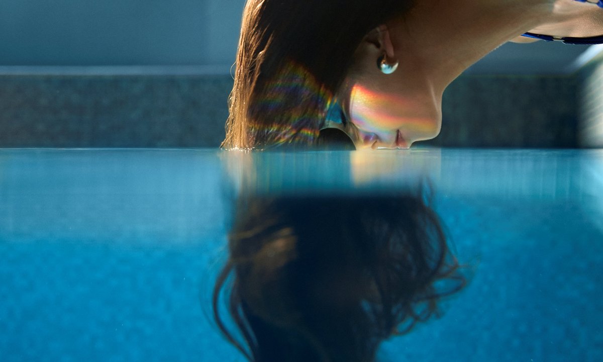 Włosy po lecie wymagają nawilżenia. Sprawdź rytuał, który podziała na nie jak łyk wody