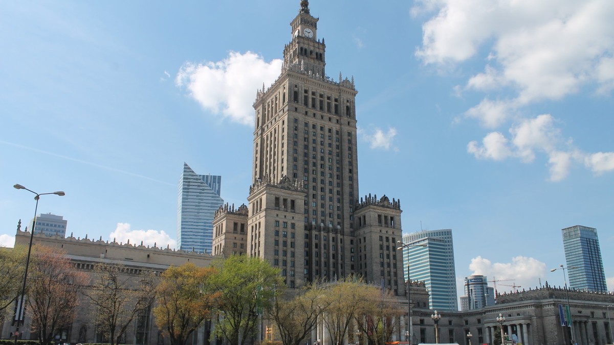 Sytuacja w stolicy w związku z nieprawidłowościami przy reprywatyzacji oraz plany kierownictwa partii złożenia w Sejmie wniosku o odwołanie minister edukacji Anny Zalewskiej - to tematy posiedzenia zarządu krajowego PO, które rozpoczęło się w poniedziałek rano w Warszawie. Kierownictwo PO - wbrew medialnym spekulacjom - nie rozważa dymisji prezydent Warszawy Hanny Gronkiewicz-Waltz oraz przyspieszonych wyborów w stolicy.