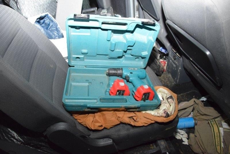 Policajti našli auto stojace v strede cesty.