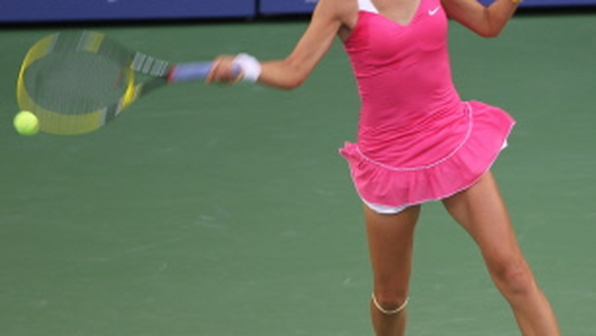 - Dobrze, że nie ma ich więcej - tak białoruska tenisistka Wiktoria Azarenka skomentowała fakt, że po zwycięstwie nad Urszulą Radwańską w trzeciej rundzie turnieju WTA na twardych kortach w Indian Wells w kolejnej spotka się z jej starszą siostrą Agnieszką.