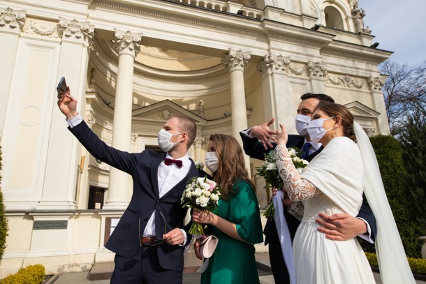 Ta para i świadkowie, korzystając z tego, że są w maseczkach, zdecydowali się pozostać anonimowi.