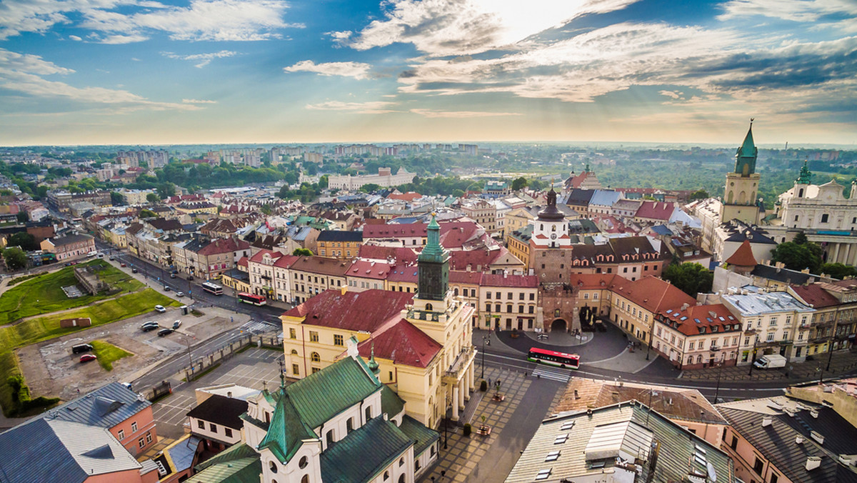 W weekend ponownie zostanie przeprowadzona dezynfekcja wyposażenia ulic, zarówno na terenie dzielnic, jak i w centrum Lublina. Odkażone zostaną m.in. poręcze, barierki, ławki oraz kosze na śmieci.