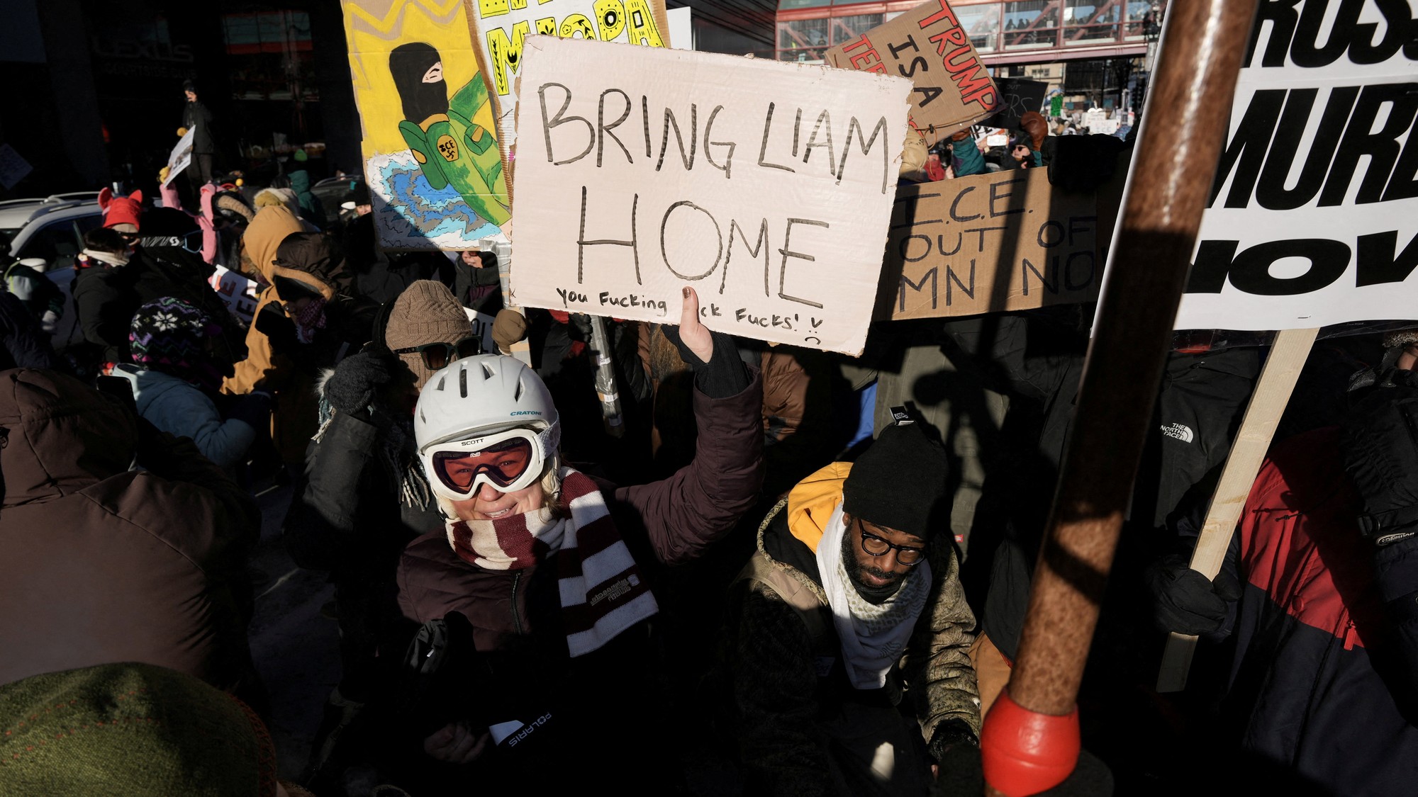Demonštrant drží transparent s odkazom na Liama Coneja Ramosa, päťročného chlapca, ktorý bol zadržaný federálnymi agentmi, počas zhromaždenia v deň generálneho štrajku na protest proti nasadeniu tisícov imigračných úradníkov do ulíc Minneapolis americkým prezidentom Donaldom Trumpom.