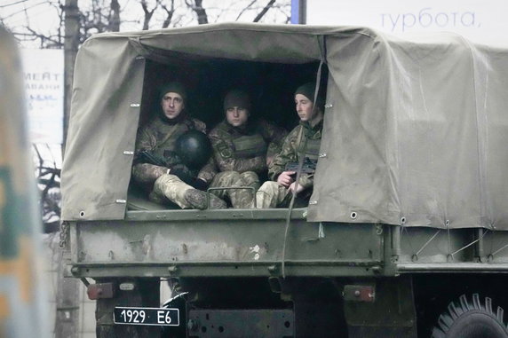 Ukraińscy żołnierze wyjeżdżają z bazy w pobliżu Mariupola