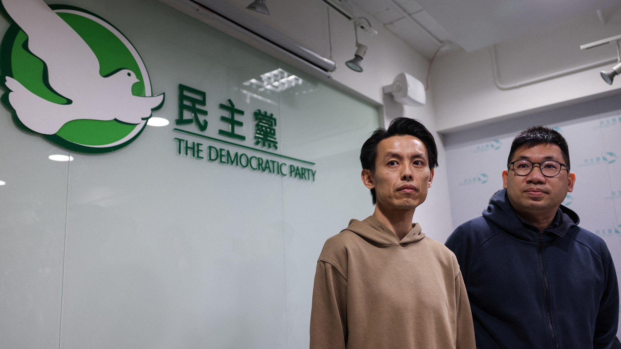 Lo Kin-Chei, predseda Demokratickej strany, a Mok Kin-shing, podpredseda strany