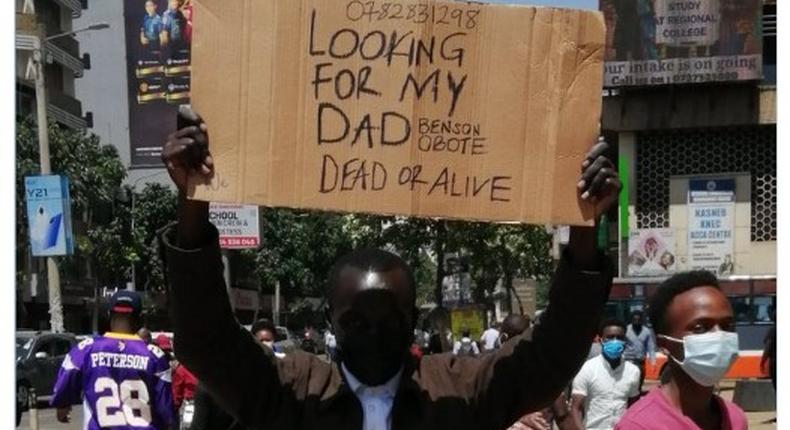 “I’m looking for my biological dad dead or alive – Man hits town with placard