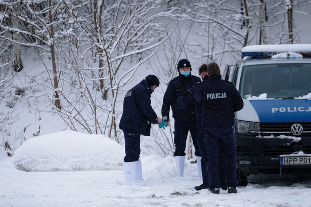 Policja podczas oględzin miejsca, gdzie znaleziono ciało 13-letniej Patrycji