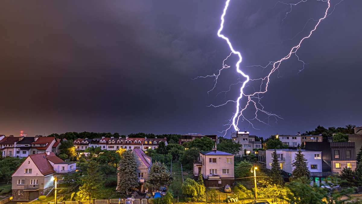 Instytut Meteorologii i Gospodarki Wodnej wydał ostrzeżenia I stopnia przed silnym deszczem z burzami dla czterech województw na południu kraju. Jutro burzowym alertem ma być objęta większa część Polski.