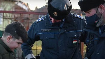 Megható pillanatok: meglátogatták a rendőrök a rákospalotai égő házból kimentett Balázskát, ajándékokat is vittek – videó