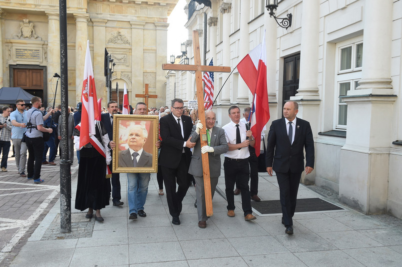 Amerykańska flaga wśród polskich sztandarów