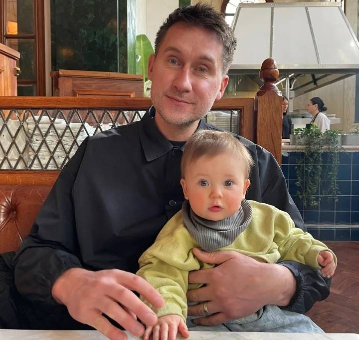 Elliot si spočiatku myslel, že jeho bolesti hlavy sú spôsobené stresom z otcovstva.