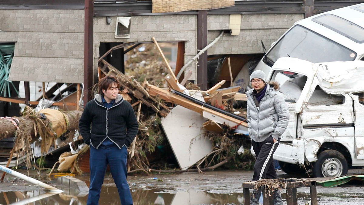 Na skutek piątkowego trzęsienia ziemi w Japonii i wywołanej nim fali tsunami mogło zginąć ponad 10 tys. ludzi - podała japońska telewizja NHK. Rząd wyśle w miejsca dotknięte kataklizmem kolejne 35 tys. przedstawicieli sił samoobrony.