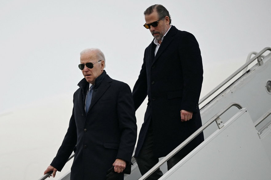Joe i Hunter Bidenowie na schodach prezydenckiego samolotu