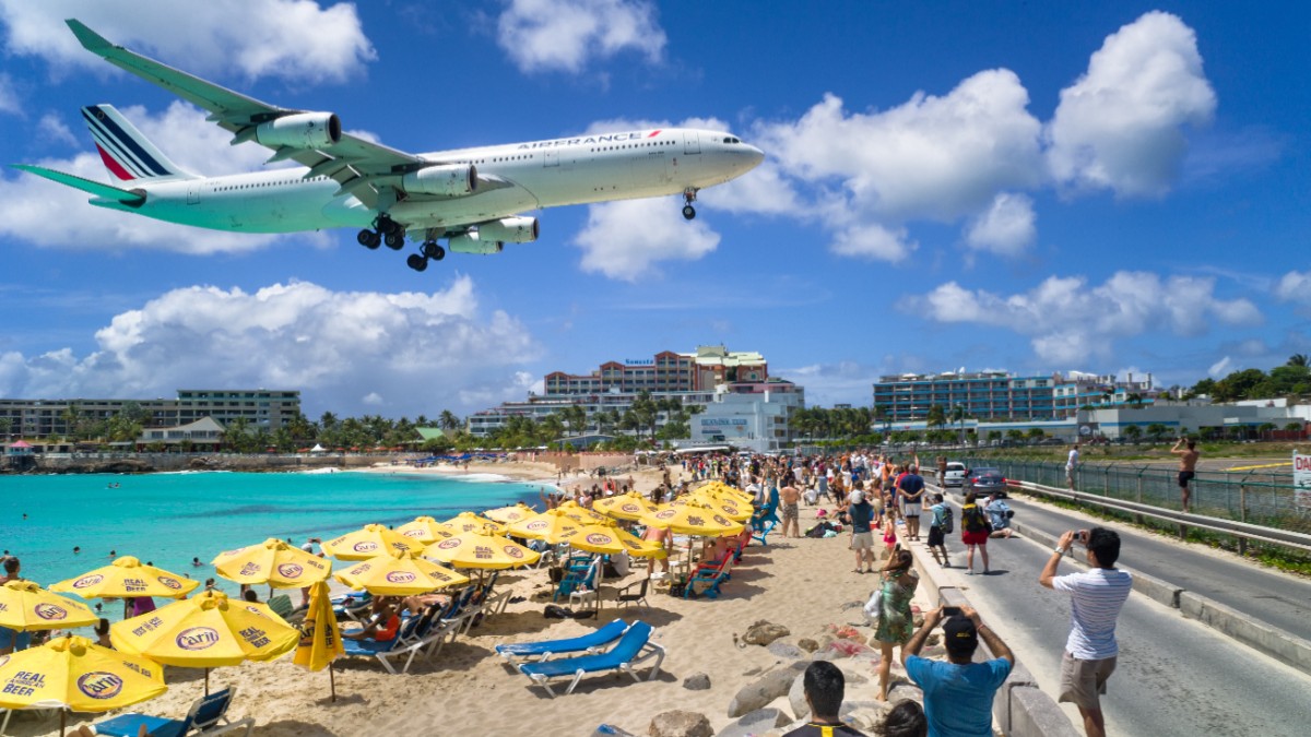 Cele mai periculoase piste de aeroport din lume, unde o greșeală de calcul poate duce la o aterizare direct în ocean