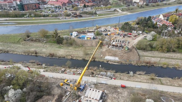 Obecnie trwa montaż elementów konstrukcji stalowej na Ostrowie Tumskim oraz po stronie Berdychowa i Chwaliszewa.