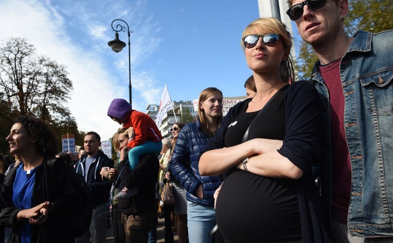 Demonstracja 'Ani kroku dalej - Ratujmy Kobiety' przeciwko projektowi ustawy 'Stop Aborcji'