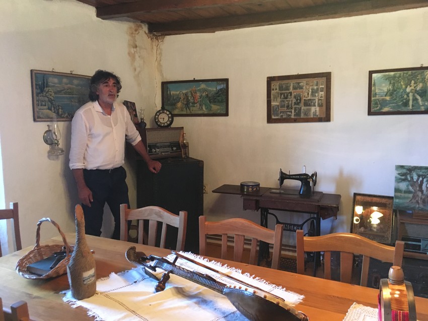 Nikola u porodičnom muzeju pored kofera dede Špire