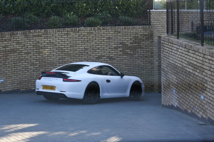 Wojciech Szczęsny za kierownicą porsche 911 carrera S śledzony przez paprazzi