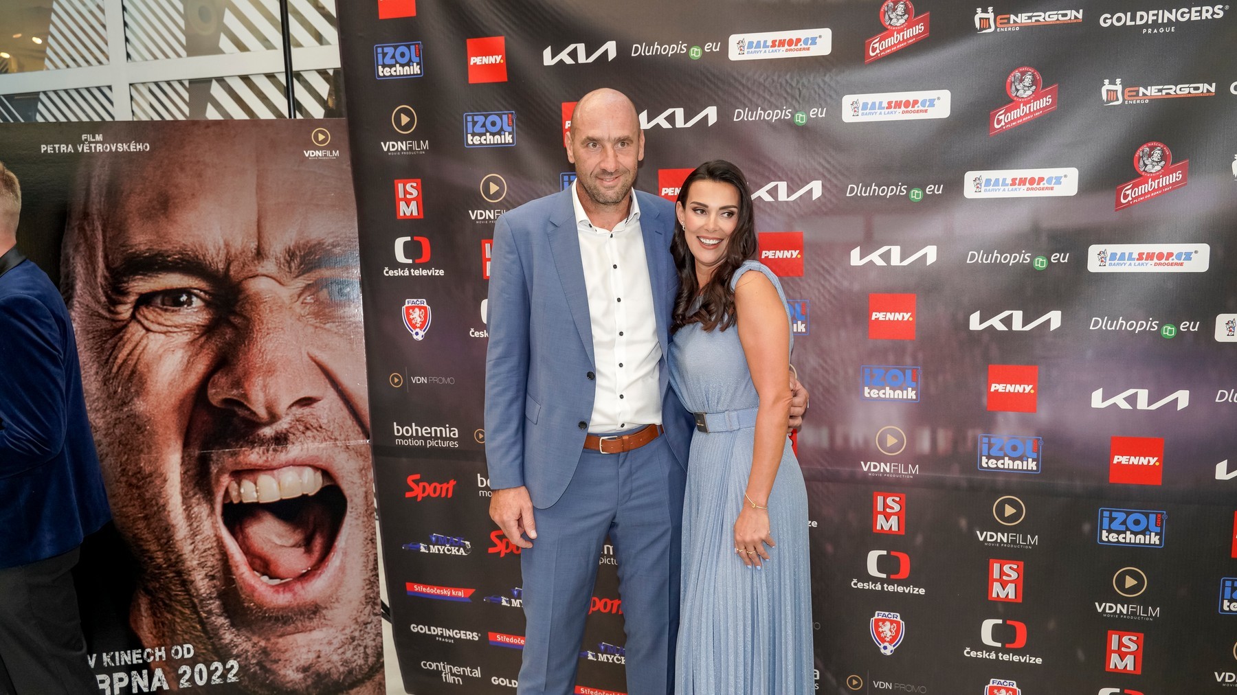 Bývalý futbalista Jan Koller počas premiéry dokumentu s priateľkou. 
