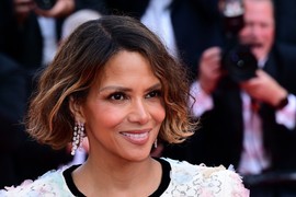 Ne, Hale Beri NE NOSI večeras u Kanu HALJINU, ovim modnim izdanjem parira raskošnim toaletama i PRESLATKA JE! SRPKINJE će se oduševiti