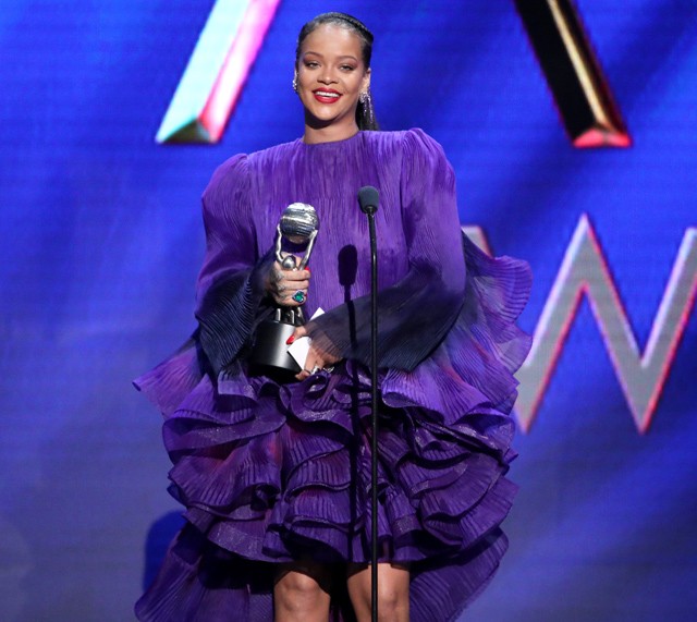 Rihanna a NAACP Image Awards díjával