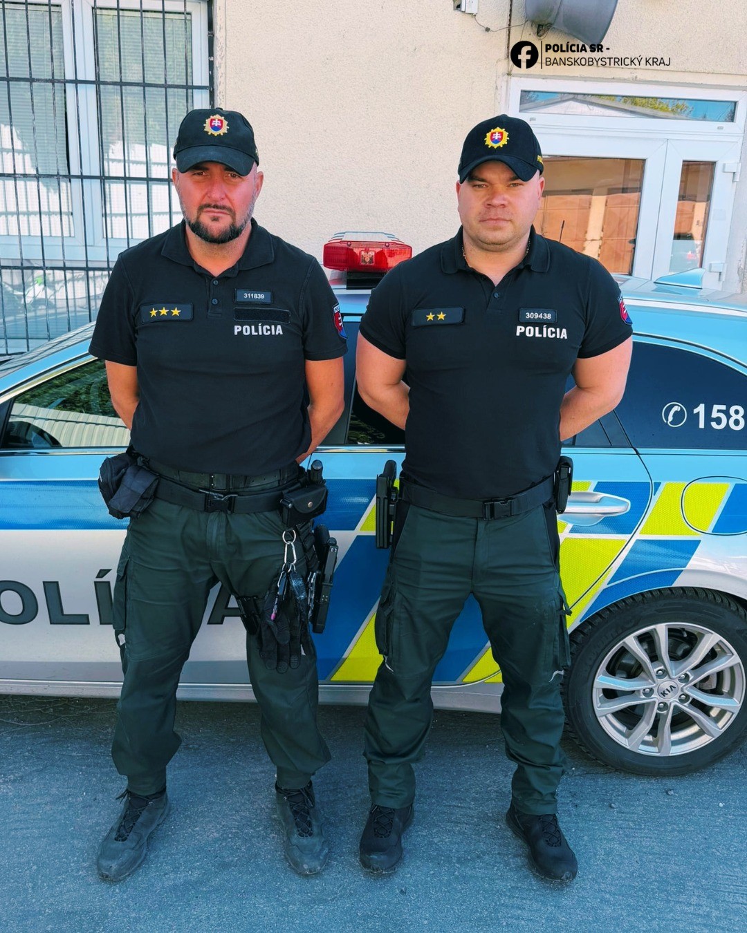  Z horiaceho bytu v obci Želovce zachránili policajti dvoch ľudí.