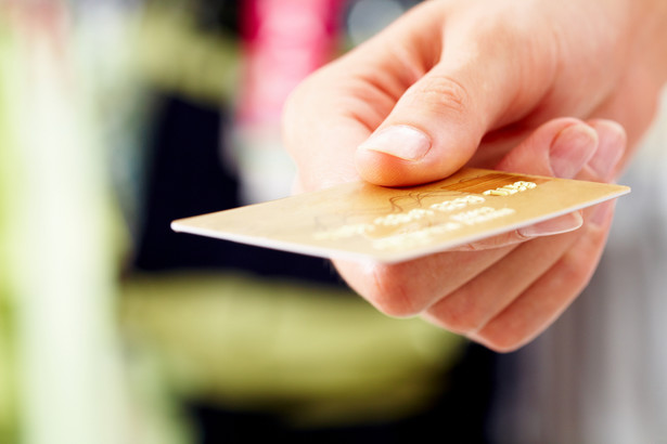 Płacenie kartą kredytową i wykorzystywanie okresu bezodsetkowego to znakomity sposób na darmowe posługiwanie się nieswoimi pieniędzmi.