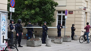 Mężczyzna zszedł z pomnika smoleńskiego. Policja ujawnia kulisy akcji